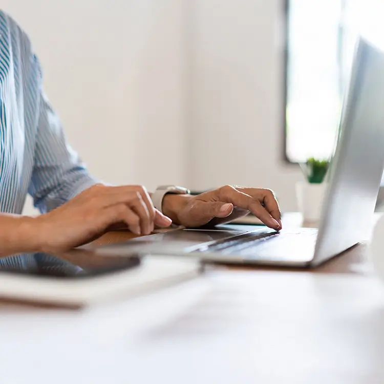 Une personne utilise l'outil Data Clean & Control pour assainissement de la base de données tiers