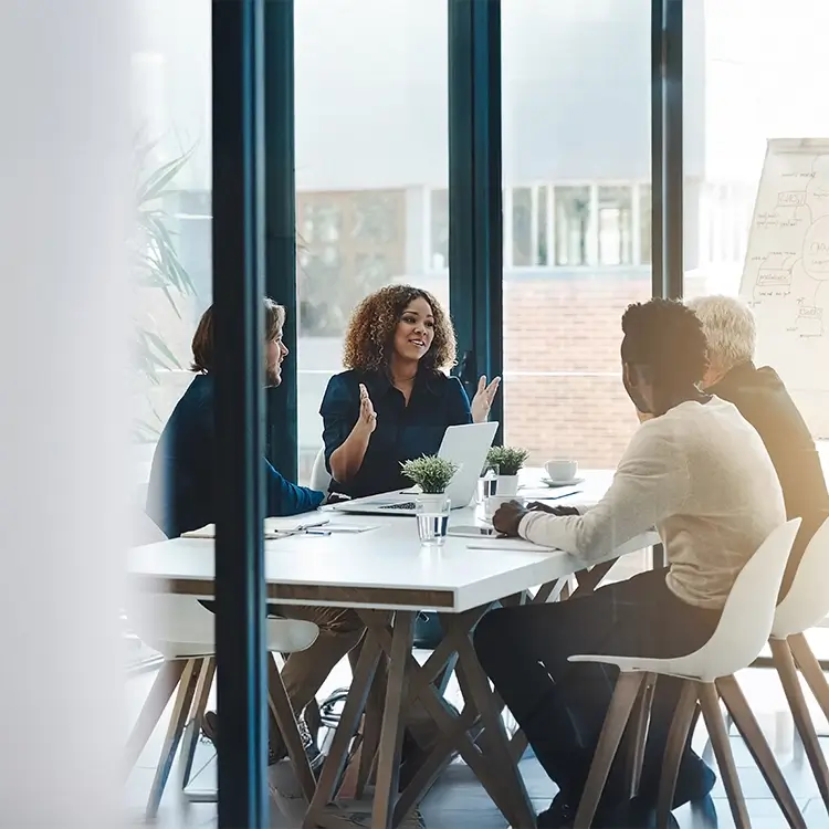 Groupe de personnes discutant de l'Automated Test Platform et de l’exécution automatisée de tests.