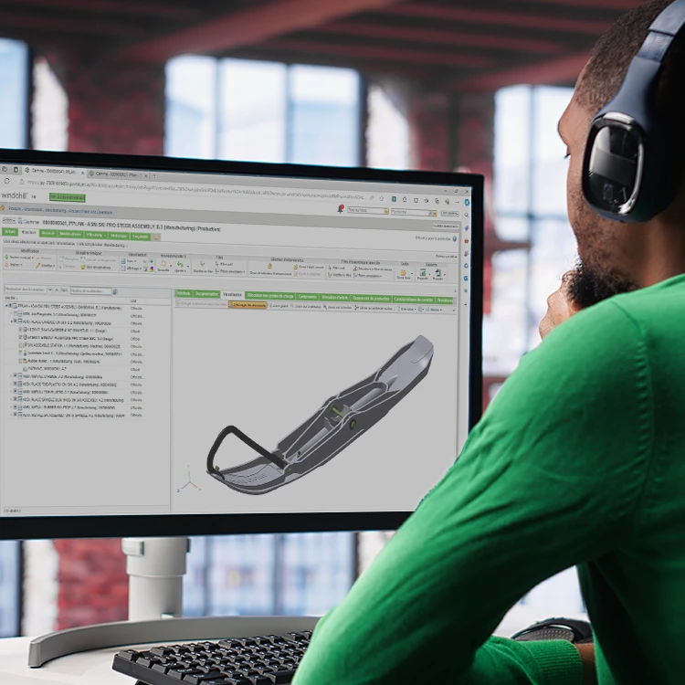 Personne consultant le diagramme du cycle de vie produit complet géré par un PLM, de la conception au service, sur son ordinateur