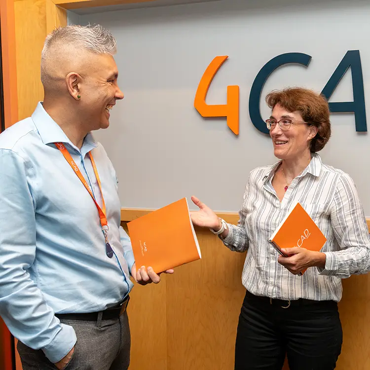 Personnes discutant de la chaine numérique connectant CAO, PLM, ERP et MES au sein d’un manufacturier québécois