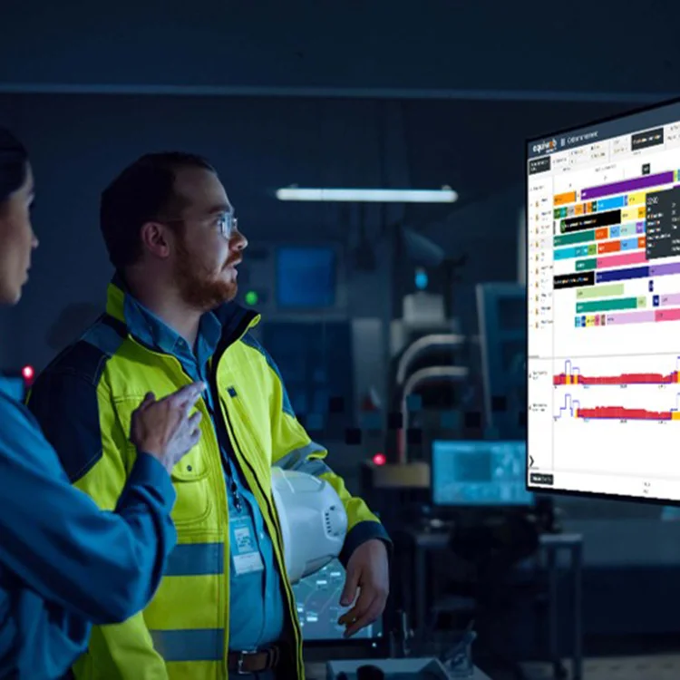 Deux personnes en train de céduler, planifier à capacité finie, ordonnancer avec le logiciel MES Aquiweb dans une usine au Québec
