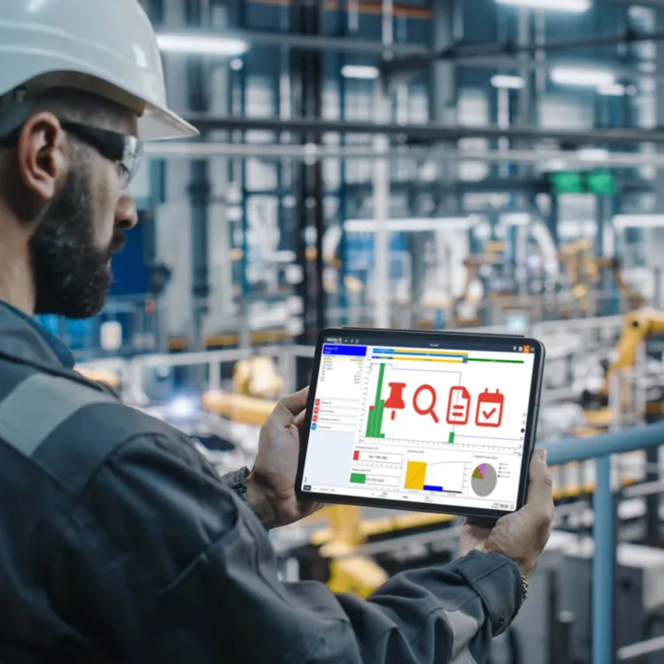 Opérateur vérifiant les KPIs de production arrêts non planifiés downtime taux de rebut scrap rate FPY lead time cycle time throughput uptime taux de service otd on time delivery