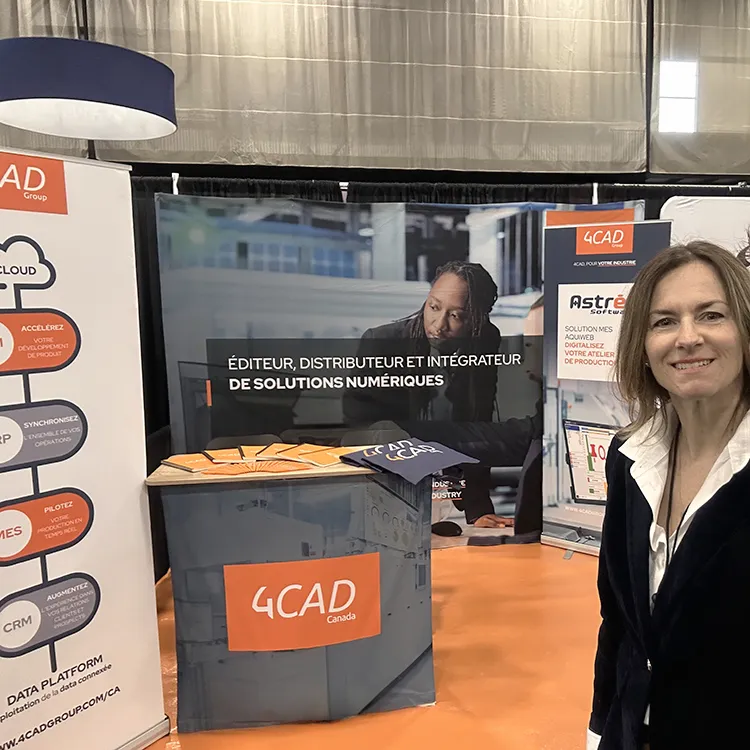 Kiosque 4CAD Canada lors d’un salon industriel, avec une équipe en discussion avec des visiteurs autour de solutions numériques manufacturières