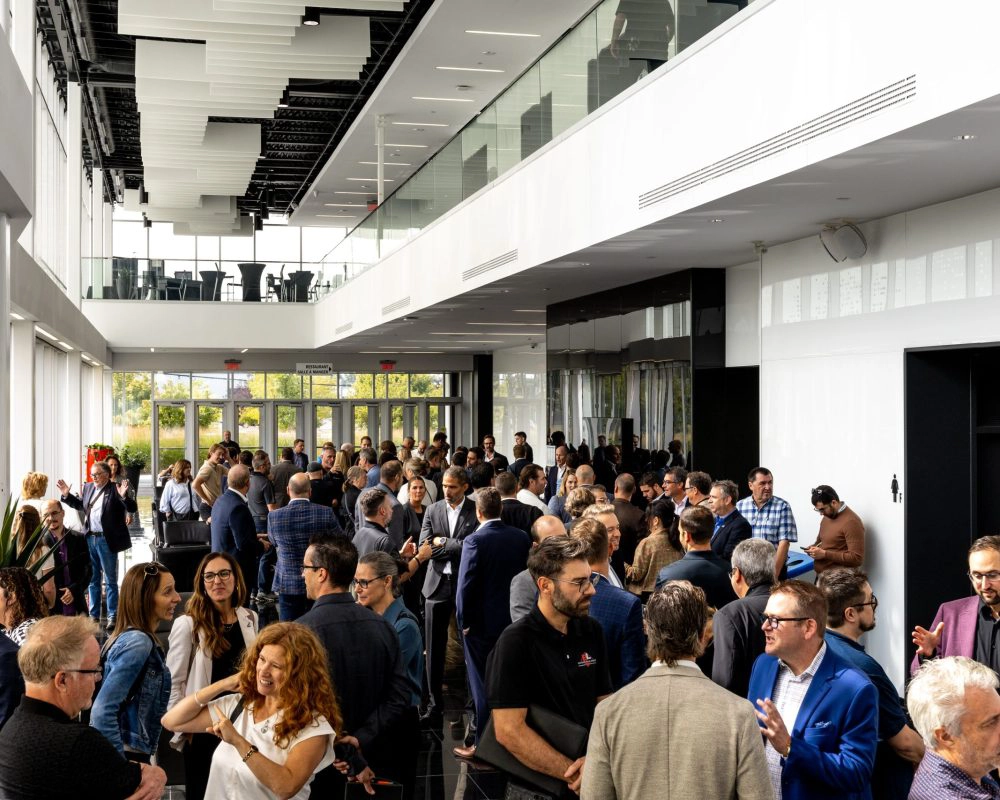 Vue du Centrexpo Promutuel Assurance à Drummondville, lieu du Salon Industriel du Centre du Québec 2026, avec les allées d’exposition et des kiosques manufacturiers