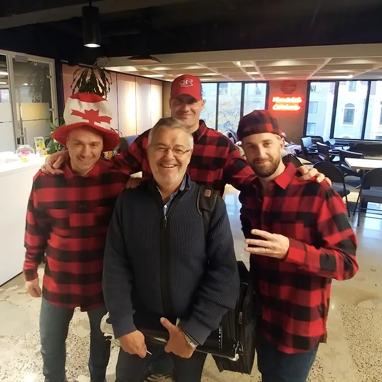 Quatre collaborateurs 4CAD Canada dans leurs bureaux Montreal Cowork à Montréal, lors des débuts de l’entreprise en 2018