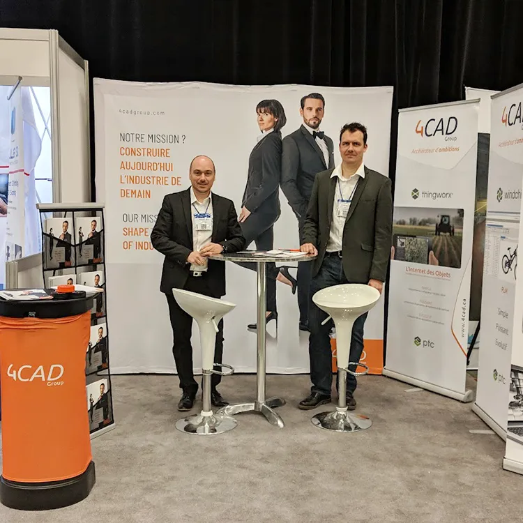 Kiosque 4CAD Canada lors d’un salon industriel à Chicoutimi en 2019, avec deux collaborateurs historiques présentant les solutions du groupe
