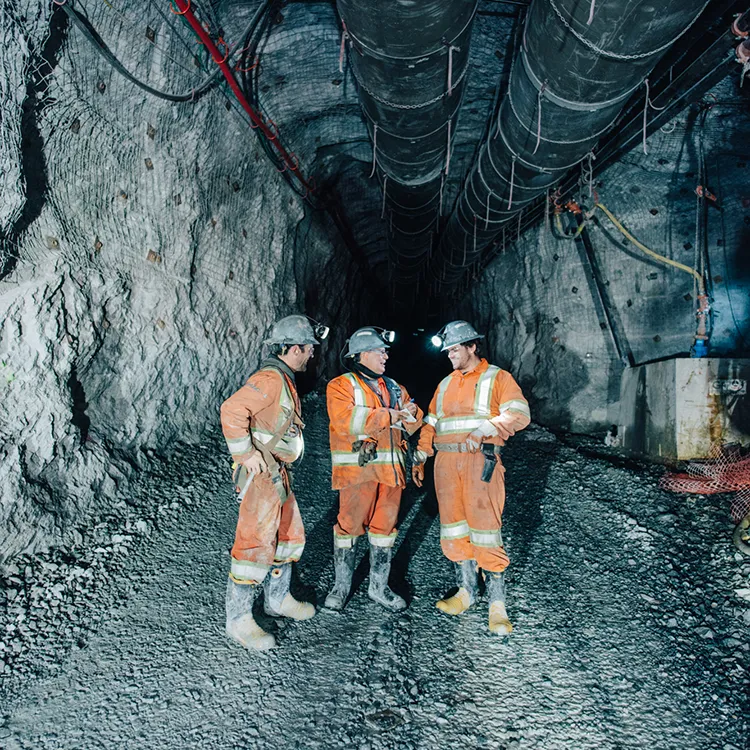 3 travailleurs en équipement dans une mine - crédit photo CMAC-Thyssen