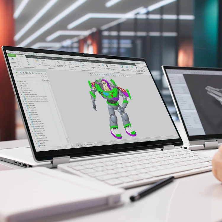 Ingénieur travaillant sur une maquette numérique sur deux écrans pour concevoir et analyser un produit